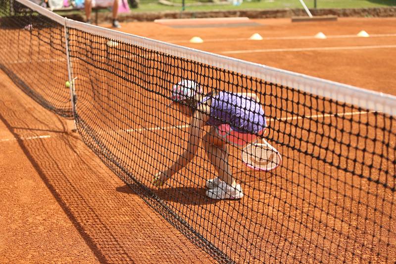 Někteří rodiče i hráči však berou sport jako kroužek, nikoliv výkonnostní záležitost, může být potom problém vyrážet na soutěže, vysvětluje šéftrenér František Sysel.