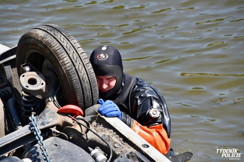 Vyprošťovat auto z vody jel k Praze jeřáb až z Benešova