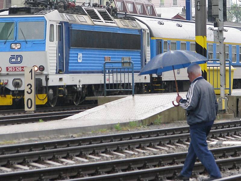 Přecházení kolejí v Benešově je téměř regionálním sportem.