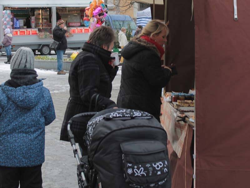 Křest publikace se odehrával v radničním sklípku, hromadné zdobení vánočních stromků a perníčků na Masarykově náměstí. 