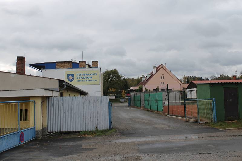 Hotel Benica leží mezi rušnou silnicí E55 a fotbalovým stadionem.