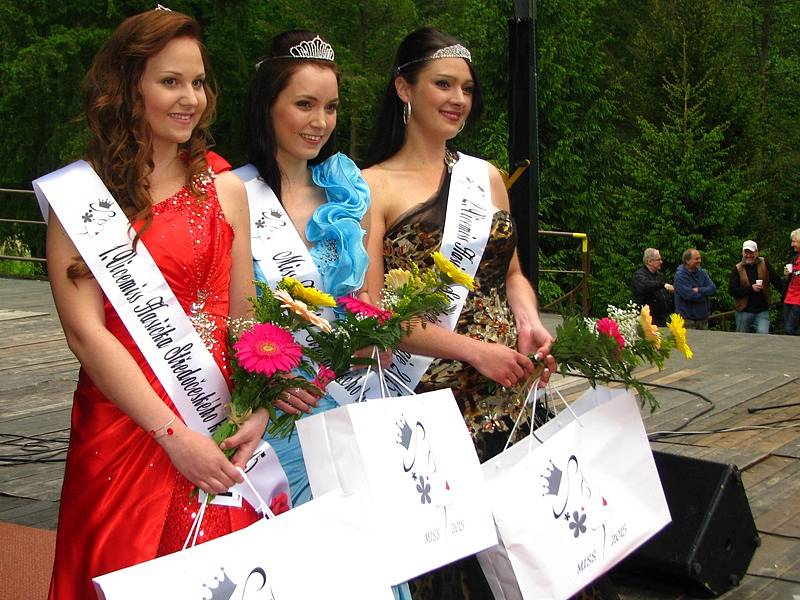 Druhá Vicemiss hasička Středočeského kraje 2015 Tereza Lhotková – finále na pódiu amfiteátru v konopišťském parku v sobotu 23. května.