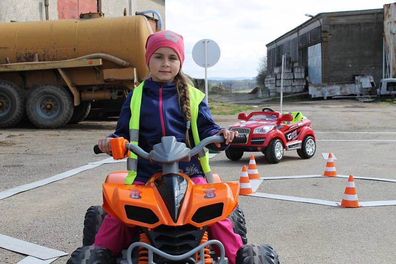 Mobilní hřiště navštívilo obec Ratměřice. Děti si tak mohly vyzkoušet silniční provoz v praxi.