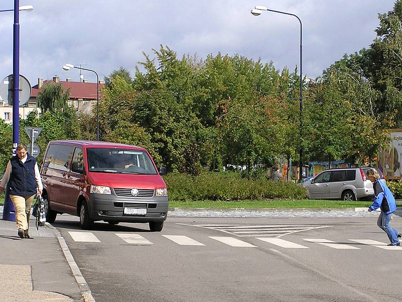 Ne všechna auta dbají pravidel silničního provozu a při výjezdu z kruhového objezdu neblikají