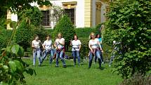 Ženy převážně z Ochotnického divadelního spolku z Postupic včetně juniorek tančily v zahradách Zámku Jemniště.