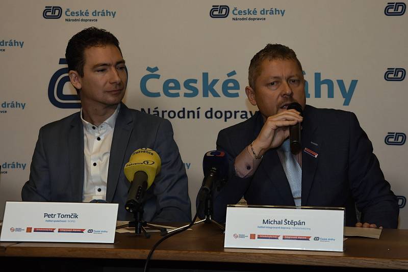 Ředitel ROPID Petr Tomčík (vlevo) a bývalý ředitel Integrované dopravy Středočeského kraje (IDSK) Michal Štěpán.