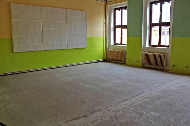 Chodby a třídy staré budovy ZŠ Votice jsou týden před začátkem nového školního roku 2022/2023 staveništěm.