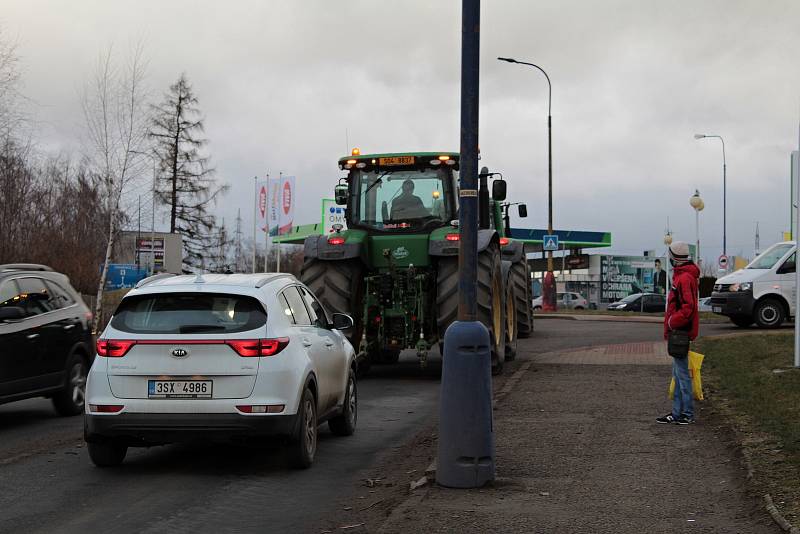 Průjezd traktorů Benešovem na protestní akci do Jesenice.