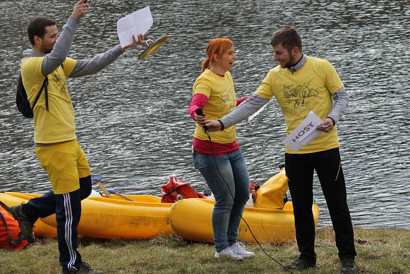 Odemykání řeky v Týnci nad Sázavou v roce 2018.