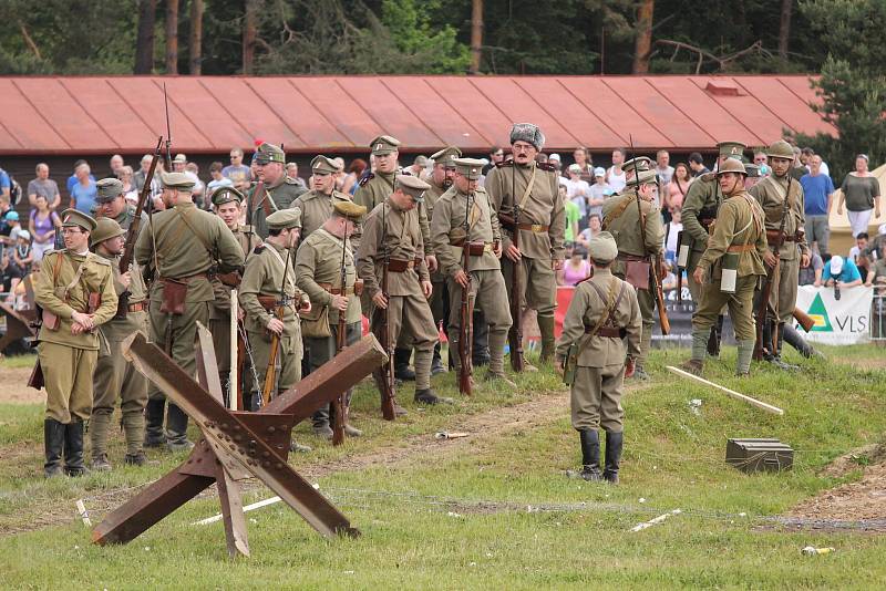 Vojenské technické muzeum se opět po roce velkolepě otevřelo veřejnosti. Dvacátou druhou sezonu zahájil průlet letounů i ukázka bitvy u Zborova.