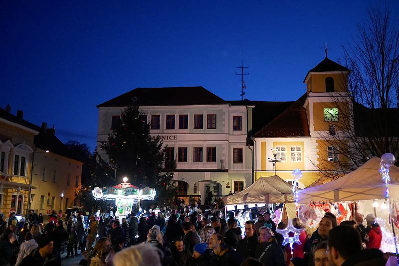 Zahájení adventu a rozsvícení vánočního stromku ve Voticích.