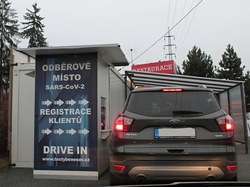 Z testovacího místa na koronavirus v ulici Ke Stadionu v Benešově.