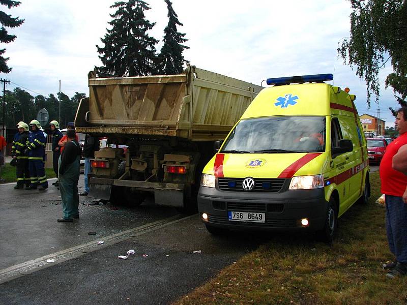 Nehoda autobusu a osobního auta v Křižíkově ulici.