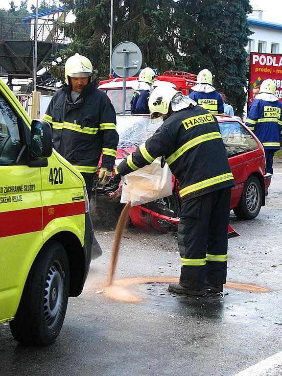 Nehoda autobusu a osobního auta v Křižíkově ulici.