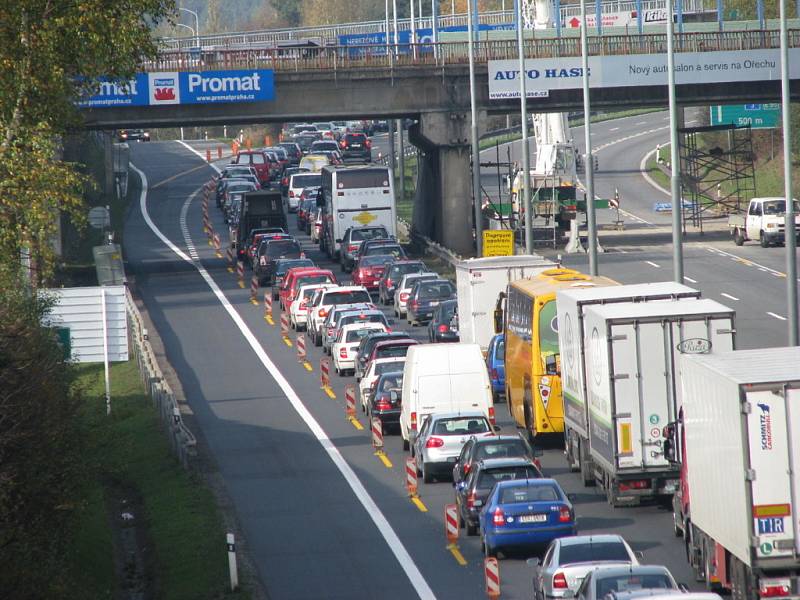 Srážka nákladní Tatry a osobních aut se stala v neděli 19. října v 11.40