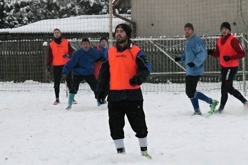 Fotbalisté Týnce při svém prvním letošním tréninku.