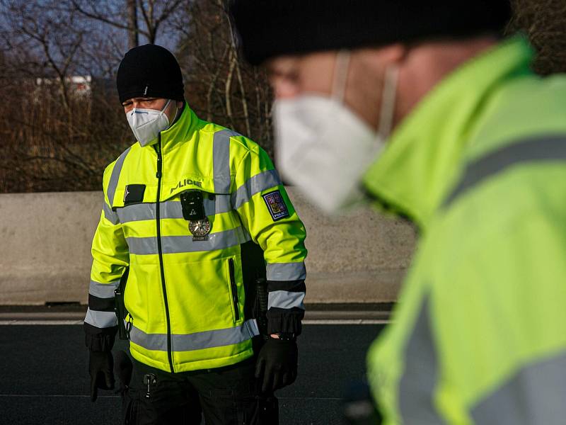 Policejní kontrola na hranicích okresů. Ilustrační foto.