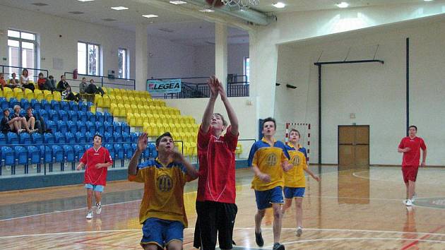 Souboj basketbalistů ZŠ Dukelská a Karlov.