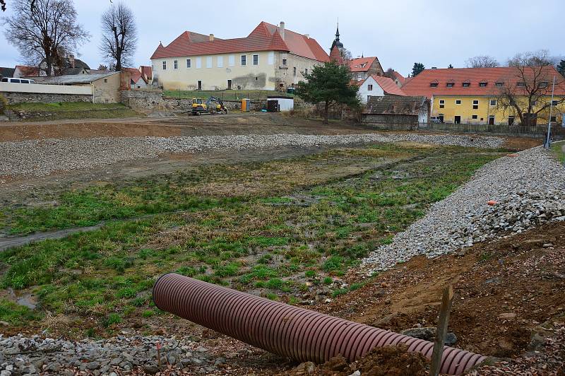 Z rekonstrukce Pivovarského rybníka v Louňovicích pod Blaníkem.