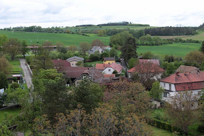 Olbramovice a okolí z dominanty obce, věže kostela Všech svatých.