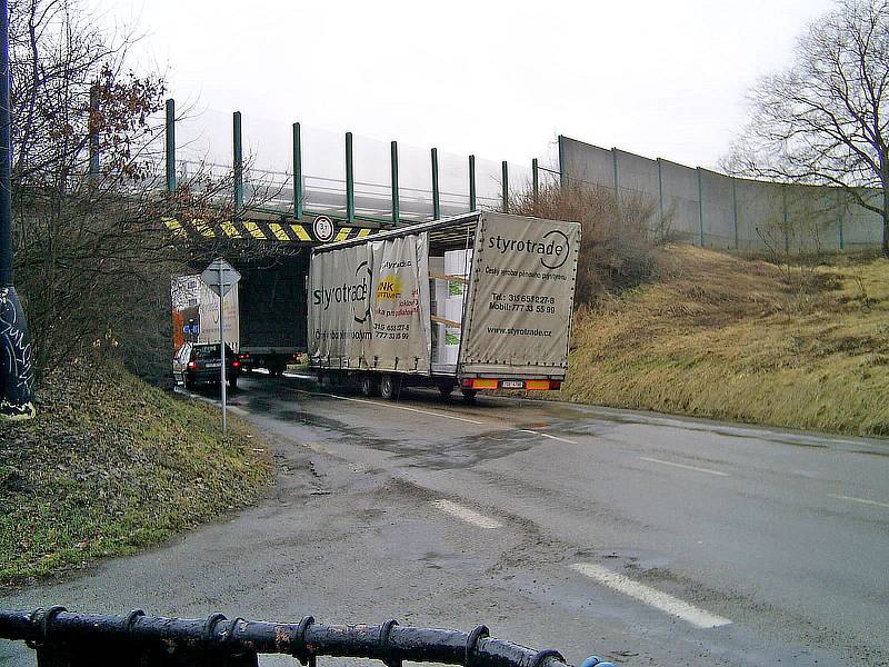 Mosty na silnici I/3 projdou do opravou která má skončit na začátku září. Poškozuje je těžká doprava na nich i pod nimi. Například v Máchově ulici už uvízla řada kamionů.