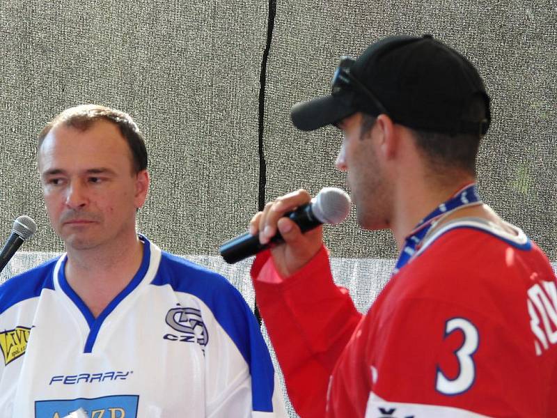 Michal Rozsíval s pohárem mistrů světa ve Vlašimi.