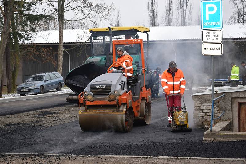 Oprava a úprava cest a parkoviště v benešovské nemocnici.