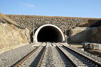 Úsek železničního koridoru Votice - Sudoměřice, březen 2022. Severní portál tunelu Mezno.