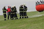 Dobrovolní hasiči trénovali doplňování vaku zavěšeném pod vrtulníkem pro hašení požárů v nepřístupném terénu. 