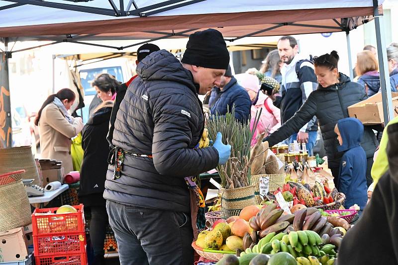 Z farmářských trhů na Masarykově náměstí v Benešově.