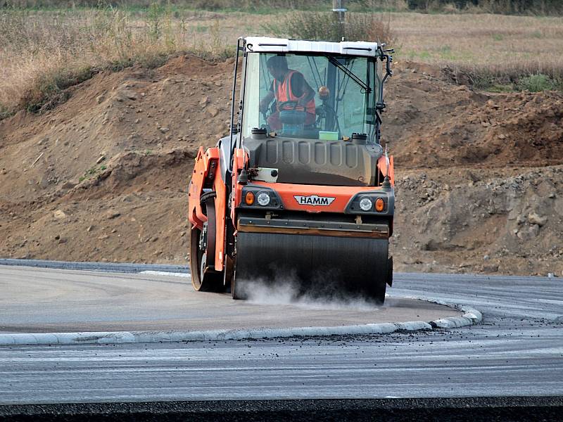 Stavba okružní křižovatky na Červených Vršcích v Benešově.