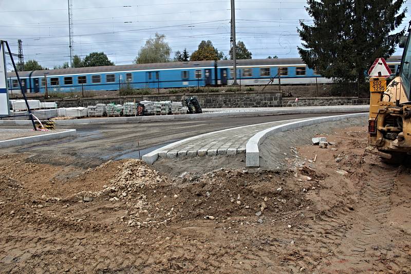 Stavba okružní křižovatky mezi Nádražní a Tyršovou ulicí v Benešově.