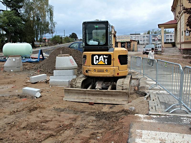 Stavba okružní křižovatky mezi Nádražní a Tyršovou ulicí v Benešově.