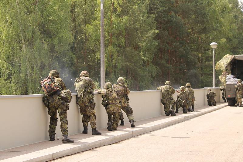 Příslušníci Aktivních záloh AČR nacvičovali na přehradě Švihov na Želivce ochranu strategických objektů.