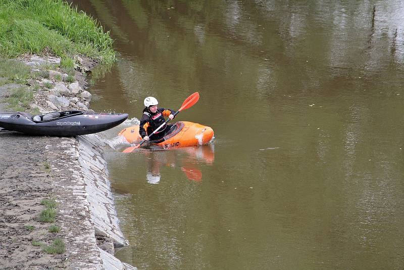 Vodáci si v neděli 23. května nenechali ujít příležitost pro své hobby. Ideální výšku hladiny využili k plavbě z Týnce nad Sázavou do Pikovic.