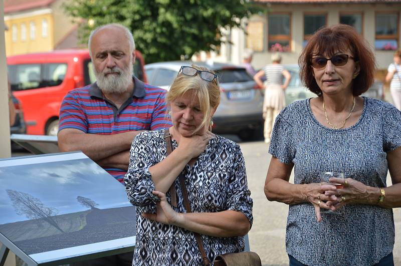 Z vernisáže krajinářských fotografií za účelem sehnání prostředků na kompletní obnovu varhan v louňovickém kostele.