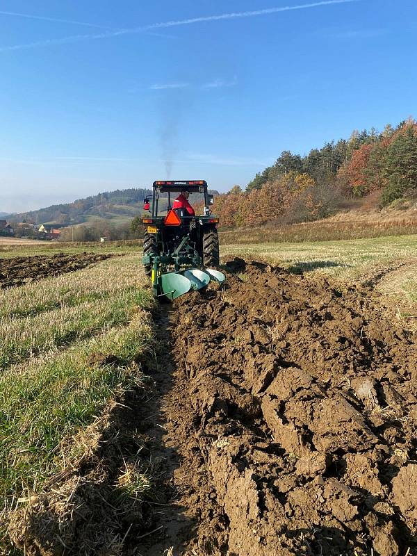 Ze soutěže v orbě a setkání traktorů značky Zetor v Nahorubech.