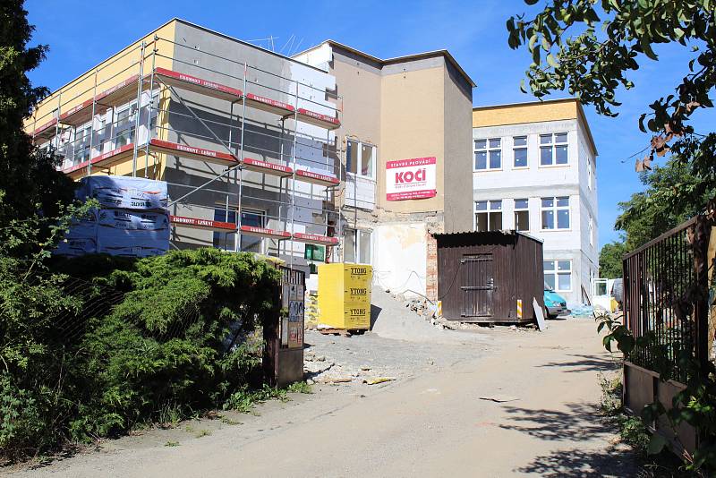 Stavba nové ZŠ a PŠ Benešov Hodějovského ulici.
