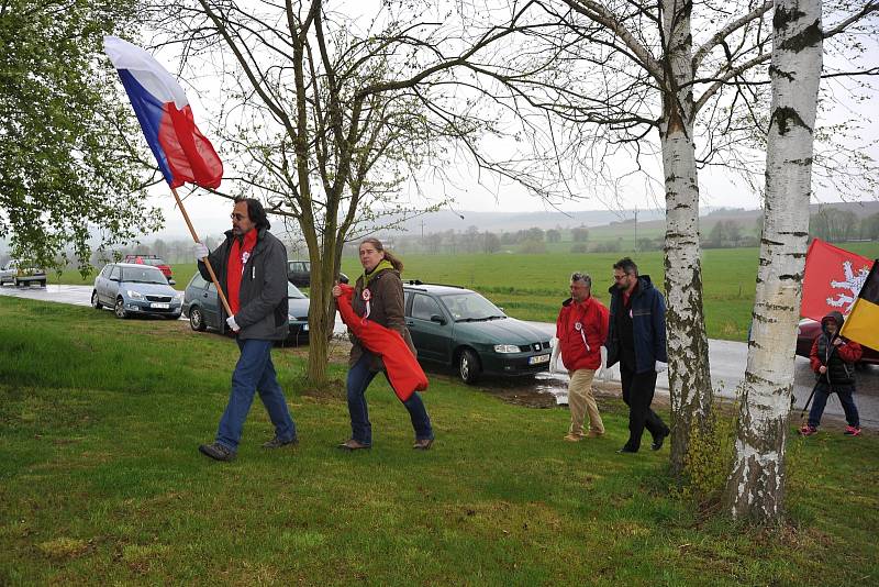 Prapor Vlasteneckého spolku pokřtil louňovický farář, slavnostního aktu se zúčastnily i zdejší ženy v krojích.