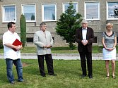 Červený kaštan na zahradě Základní školy Netvořice má připomínat tragédii roku 1942, kdy došlo k vystěhování  obcí na Neveklovsku. 