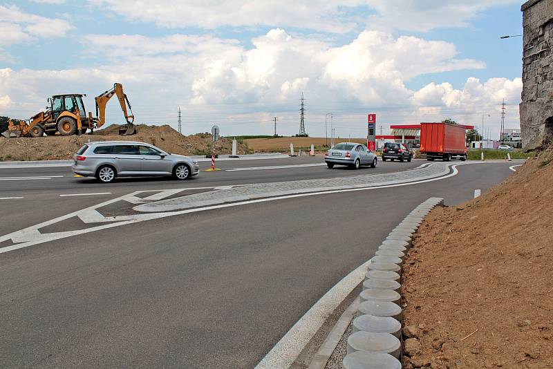 Z výstavby okružní křižovatky na Červených Vršcích v Benešově.