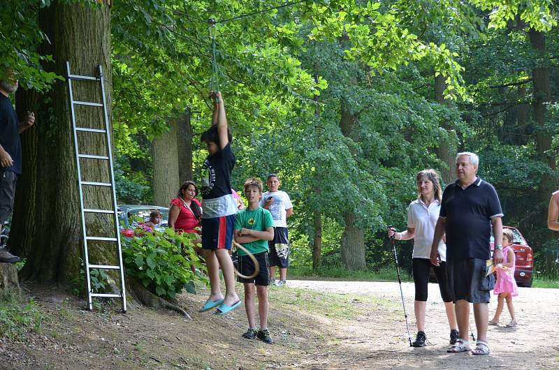 Děti si u Čínského pavilonu vyzkoušely nejen lanovou dráhu, ale také různé soutěžní disciplíny či netradiční bubny.