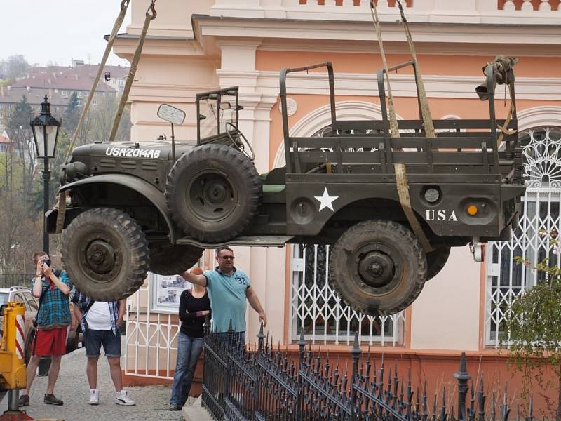 Instalace dvou válečných veteránů před vlašimskou galerií.