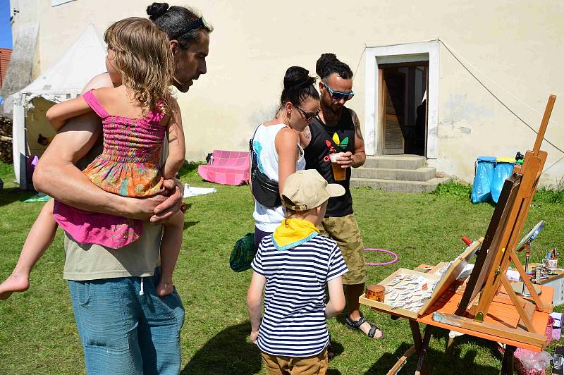 Z reggae festivalu na louňovickém zámku.