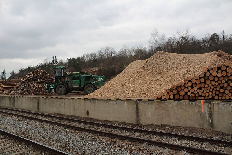 Štěpkování dřeva na pile v Peceradech.