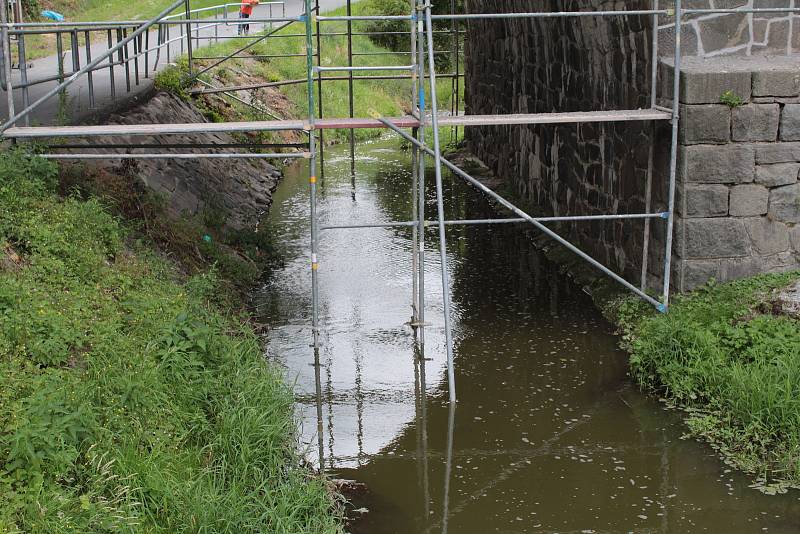 Železniční viadukt v Poříčí nad Sázavou.