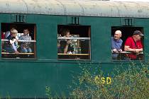 Vlak tažený parní lokomotivou zvanou Rosnička.