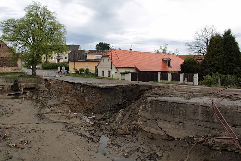 Rekonstrukce Pivovarského rybníka v Louňovicích pod Blaníkem, stav v pátek 21. května 2021.
