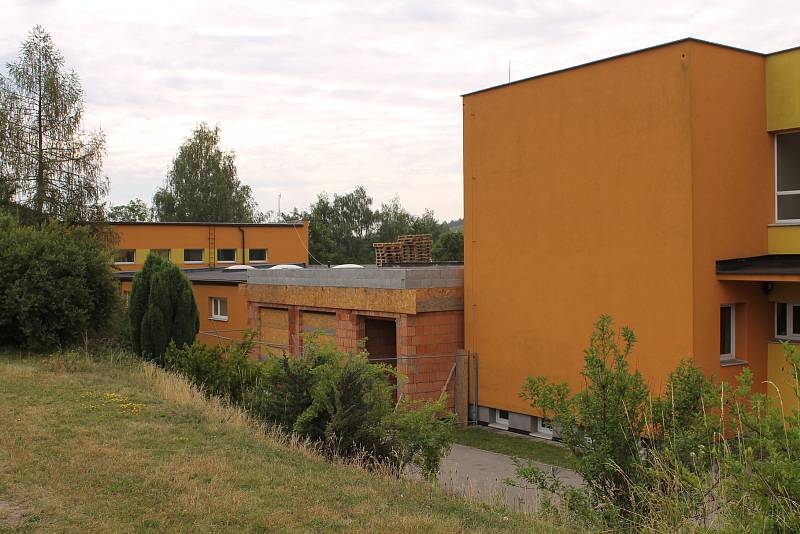 Výstavba spojovacího krčku pokračovala i v úterý 4. července. Stavebníci pokládali hydroizolace na střeše objektu.