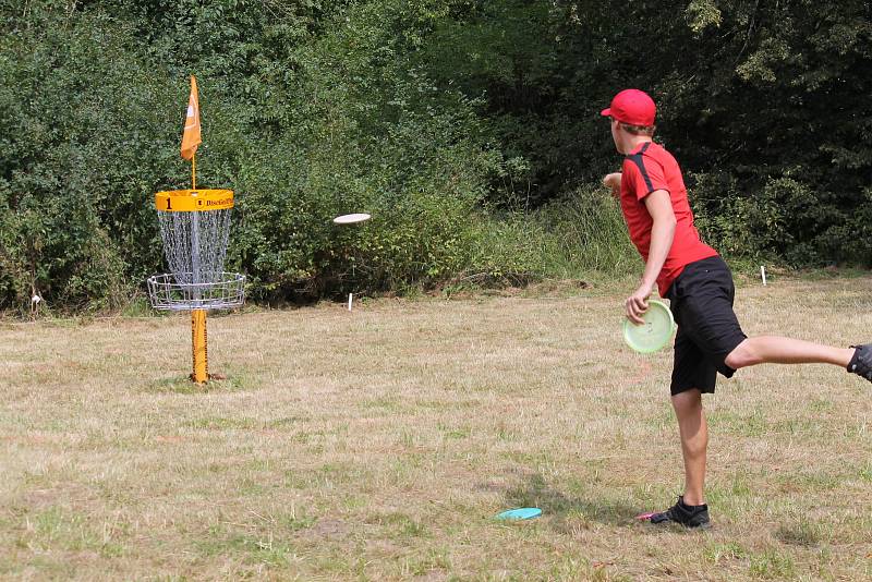 Mezinárodní turnaj v discgolfu probíhá v těchto dnech na Konopišti.